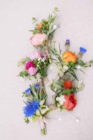 Colorful Wildflower Boutonniere, Summer Wildflower Boutonniere, Simple Boutineer Ideas, Feverfew Boutonniere, Wildflower Groomsmen Attire, Wildflower Boutineer, Corsage Wildflower, Wildflower Buttonhole, Wild Flower Boutonniere