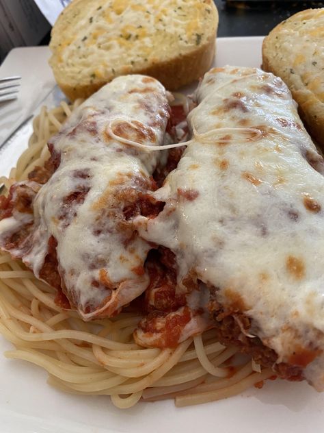 [Homemade] Chicky-Chicky Parm-Parm with spaghetti and cheesy garlic bread. #food #foods Spaghetti With Garlic Bread, Spaghetti And Garlic Bread, Garlic Bread Homemade, Bread Homemade, Bread Food, Cheesy Garlic Bread, Dessert Pictures, Dinner Wedding, Gluten Free Cooking