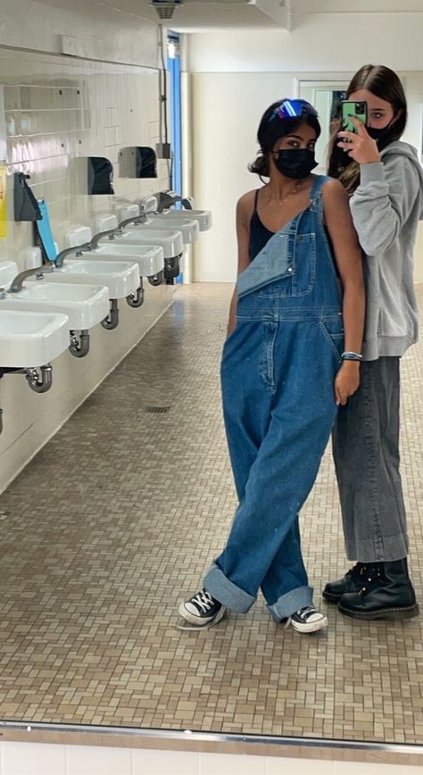 Baggie Overalls Outfit, Overall Jumper Outfits, Baggy Dungarees Outfit Aesthetic, Baggy Overalls Outfit Summer, Overalls Outfit Baggy, Oversize Overalls Outfit, Big Overalls Outfit, Baggy Overalls Outfit Aesthetic, Overalls 90s Outfit