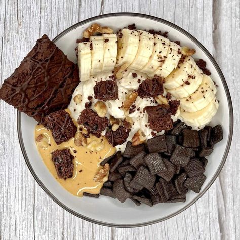 Healthy Yogurt Bowls, Greek Yogurt Ice Cream, Pretty Bowls, Crunchy Chocolate Chip Cookies, High Protein Yogurt, Protein Bowl, Protein Cereal, Butter Powder, Chocolate Yogurt