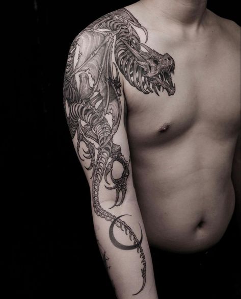 Shoulder Dragon Tattoo, Shoulder Dragon, Dragon Tattoo Shoulder, Stile Pin Up, Best Tattoo Ideas For Men, Aesthetic Tattoo Ideas, Black Dragon Tattoo, Ems Tattoos, Art Snake