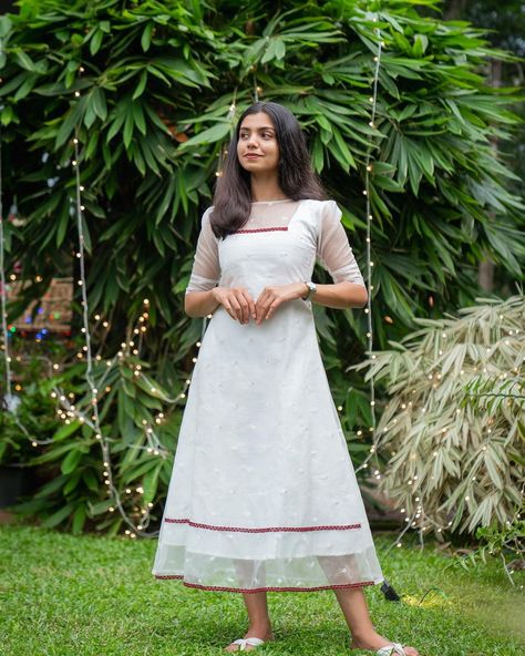 White Churidar Designs, A Line Kurti Designs, White Christmas Dress, White Churidar, Dress Designs For Stitching, A Line Kurti, Simple Frock Design, Stylish Kurtis Design, Casual Frocks