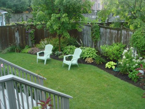 Large Flower Bed Ideas Backyards, Corner Of Yard Landscaping Ideas, Border Gardens Along Fence, Fenceline Landscaping Ideas, Fence Border Landscaping, Border Garden, Landscaping Along Fence, Landscape Backyard, Simple Landscape