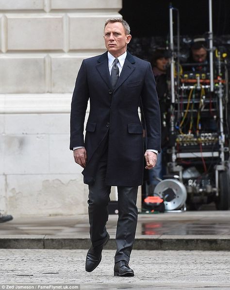 Daniel Craig Craig 007, James Bond Suit, Daniel Craig Style, Bond Spectre, Craig Bond, Navy Overcoat, Bond Suits, Crombie Coat, Cocktail Attire Men