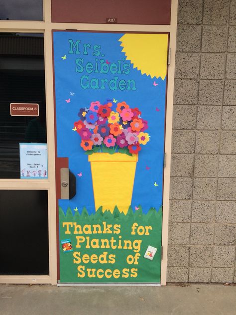 Teacher Appreciation Classroom Door, Thank You Bulletin Boards Teacher Appreciation, Teacher Appreciation Door Decorations Ideas, Teacher Appreciation Door Posters, Flower Teacher Appreciation Door, Teacher Door Decorations Appreciation, Teacher Appreciation Week Door Ideas, Teacher Appreciation Posters Ideas, Teacher Appreciation Decor