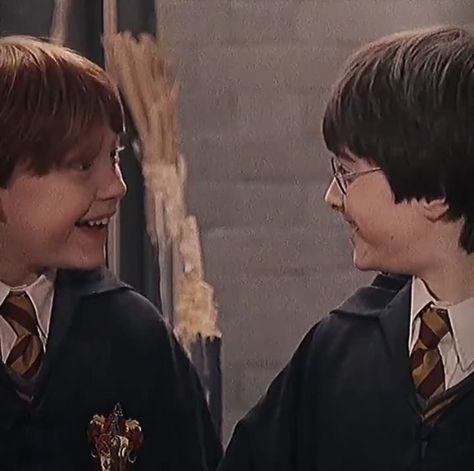 Daniel Harry Potter, Harry Potter 2001, Harry Potter Places, Ron And Harry, Harry Potter Ron Weasley, Hp Harry Potter, Harry Potter Ron, Rupert Grint, Weasley Twins