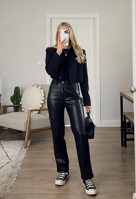 Leather Pants Converse Outfit, Outfits December, Black Leather Leggings Outfit, Leather Pants Outfit Night, Black Leather Pants Outfit, Leather Trousers Outfit, Wide Leg Outfit, Moodboard Fashion, Leather Tights