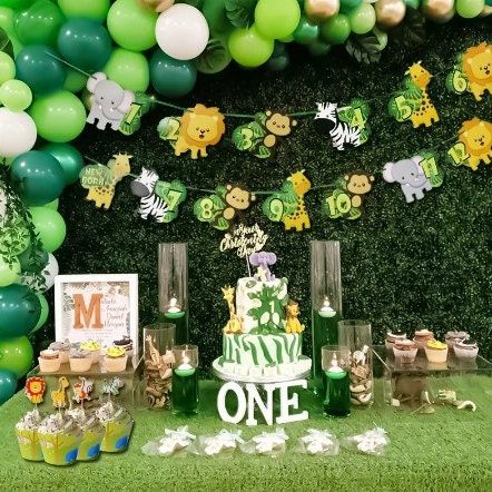 Jungle Party Decorations, Birthday Party Venues, Jungle Birthday Party, Zoo Birthday, 1st Birthday Party Decorations, Balloon Stands, Party Flags, Animal Birthday Party, Baby Shower Party Supplies