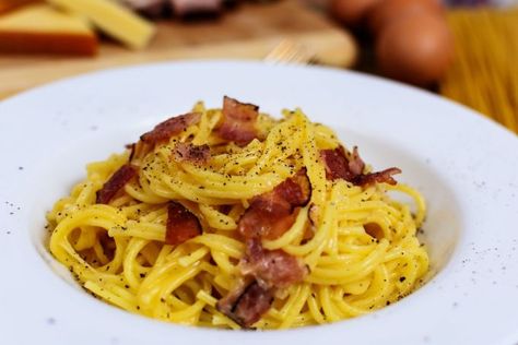 Carbonara restaurants favoured by Romans include Flavio al Velavevodetto in Testaccio Rigatoni Carbonara Recipe, Pasta A La Carbonara, Pasta Con Broccoli, Pasta Alla Carbonara, Roman Food, Pasta Italiana, Italian Pasta Dishes, Carbonara Recipe, Italian Recipes Traditional