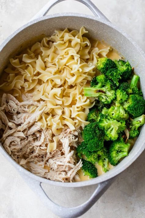 Ww Chicken Noodle Casserole, Chicken Broccoli Casserole With Noodles, Broccoli Chicken Noodles, Chicken Broccoli Casserole Noodles, Chicken Broccoli Noodles Easy Recipes, Healthy Chicken Noodle Casserole, Shredded Chicken Broccoli Recipes, Chicken Broccoli Egg Noodle Casserole, Chicken Broccoli Egg Noodles