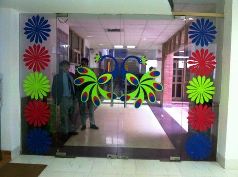 Orientation Day Decoration In Preschool, School Mirror Decorating Ideas, Glass Door Decoration For School, School Entrance Decor Ideas, Flower Bulletin Boards, Entrance Door Decor, School Reception, School Function, Diy Crafts For School