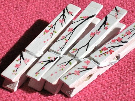 Clips Decorados, Painted Clothes Pins, Clothespins Diy, Clothespin Art, Easter Wedding, Childrens Artwork, Wooden Clothespins, Clothes Pin Crafts, Decoupage Vintage