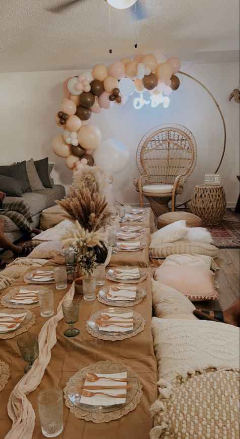 In Door Picnic Ideas, Indoor Luxury Picnic, Indoor Picnic Setup Ideas, Inside Picnic Ideas, Indoor Picnic Birthday, Picnic Balloons, Indoor Picnic Party, Condo Entryway, Luxury Picnic Setup