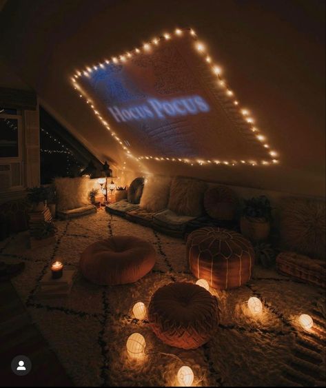 Hangout Room Ideas, Small Attic Room, Attic Room Ideas, Cozy Attic, Hangout Room, Urban Outfitters Home, Attic Loft, Home Cinema Room, Small Attic