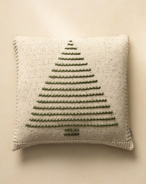 Knit Throw Pillows, Knitted Home Decor, Knitted Pillow Covers, Knit Pillow Pattern, Studio Mcgee Christmas, Knit Tree, Knit Pillow Cover, Holiday Bed, Winter Throw Pillows