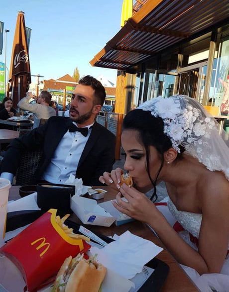 When you're getting married but mc donalds is life. - 9GAG Wedding Snacks, Mc Donald, Wedding Dress Organza, Aline Wedding Dress, Wedding Dresses Satin, Wedding Dresses Strapless, Future Bride, Junior Bridesmaid Dresses, Junior Bridesmaid