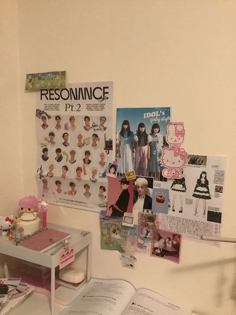 K Pop Bedroom Aesthetic, Kpop Room Poster Ideas, K Pop Room Aesthetic, K Pop Poster Wall Ideas, Korean Pink Aesthetic, Kpop Room Posters, Kpop Wall Ideas, Poster Wall Ideas Aesthetic, Poster Room Ideas