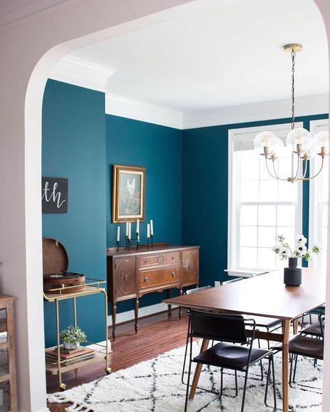 Hunker on Instagram: “Bold teal dining room inspo 😍 (📷 submitted by @cassmakeshome) Link in bio for more ways to use blue in the dining room.” Teal Dining Room, Dark Blue Dining Room, Dining Room Teal, Moody Dining Room, Dining Room Navy, Teal Living Rooms, Dining Room Paint, Dining Room Blue, Dining Room Cozy