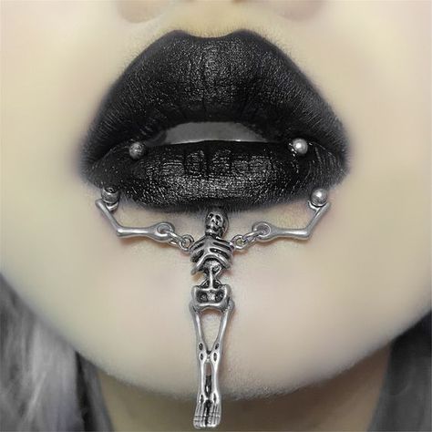 Lip Piercing Labret, Skull Demon, Lip Piercing Jewelry, Earring Cartilage, Face Piercings, Edgy Jewelry, Cool Piercings, Eyebrow Ring, Cute Piercings