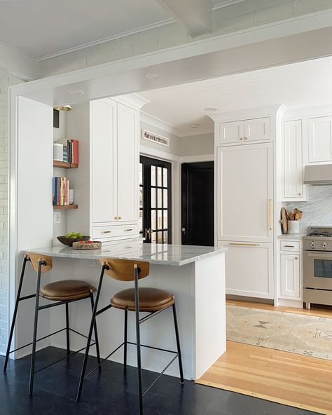 White cabinets, classic kitchen Fridge Between Windows, Inset Cabinets, Classic White Kitchen, Integrated Fridge, Renovation Project, White Kitchen, Classic White, Kitchen Ideas, Kitchen Remodel