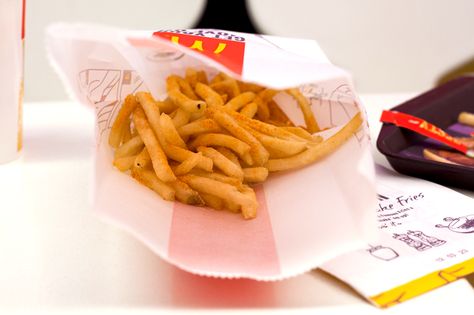 McDonald's SHAKE SHAKE FRIES!  http://www.thatfoodcray.com/2012/06/11/the-fast-food-gourmand-mcdonalds-zesty-tomato-shake-shake-fries/ Mcdo Fries, Shake Shake Fries, Fries Mcdonalds, Mcdonalds Shakes, Shake Shake, Yum Yum, Don't Worry, Food Drinks, Takeout Container