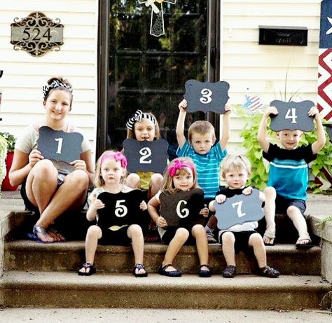 Grandchildren photo with order of their birth on chalkboard. Cute! Grandchildren Pictures Ideas, Grandkid Pictures Ideas, Grandchildren Photo Shoot, Grandkid Photo Shoot Ideas, Grandchildren Photo Ideas, Cousin Photos, Cousin Photo Shoots, Grandchildren Pictures, Cousin Pictures