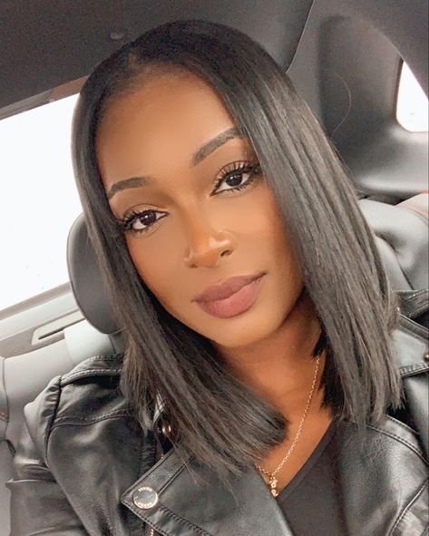 Middle Part Inverted Bob, Shoulder Length Weave Black Women, Middle Part Bob, Shoulder Length Wavy Hair, Natural Hair Bob, Black Bob Hairstyles, Black Hair Short Cuts, Angled Bob Haircuts, Middle Part Hairstyles