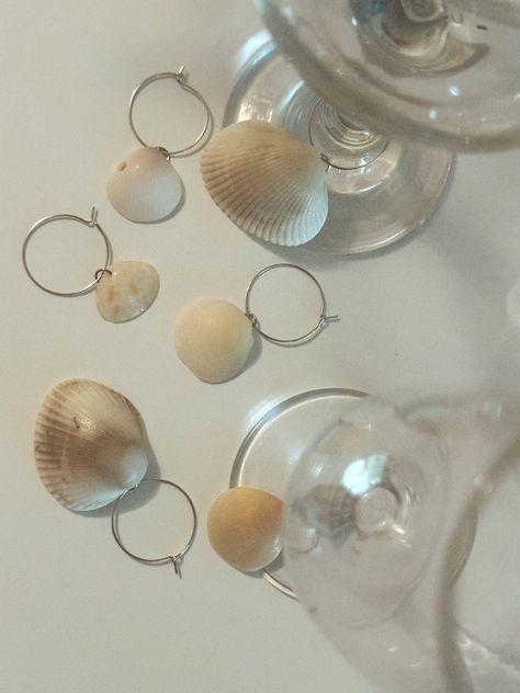 Assorted Real Shells with chain attached to wine charm Wine charm for Wine/Champagane flutes made with real shells. Homemade Wine Charms, Diy Wine Charms, Wedding Wine Charms, Wine Glass Charm, Packaging Ideas Business, Homemade Wine, Bottle Charms, Diy Wine, Wine Glass Charms