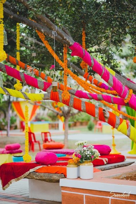 #LazyBridesUnite: The Easiest Mehendi Decor Hack We Spotted! | WedMeGood Mehendi Simple, Mehndi Bridal, Margarita Party, Mehendi Decor Ideas, Indian Mehndi, Indian Theme, Desi Wedding Decor, Marriage Decoration, Colourful Wedding