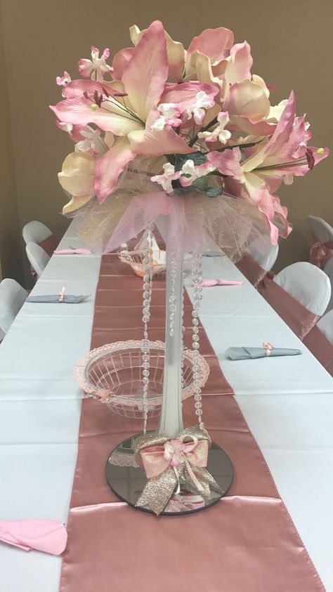 Cute Quince Centerpieces, Center Piece For Quinceañera Table, Quince Pink Centerpieces, Rose Gold Quinceanera Centerpiece Ideas, Quince Centerpieces Flowers, Pink Centerpieces Quinceanera, Center Piece Quinceañera, Pink Quince Centerpieces, Cute Centerpiece Ideas