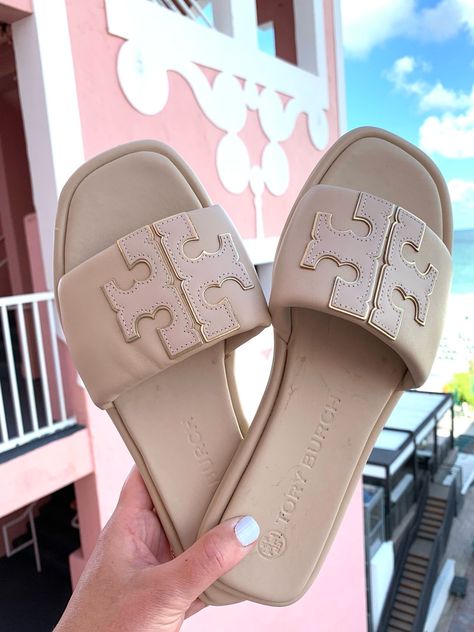 Tory Burch Slides Outfit, Tory Burch Sneakers Outfit, Tory Burch Sandals Outfit, Tory Burch Slides, Tory Burch Sneakers, Pretty Sandals, Trendy Shoes Sneakers, Tory Burch Sandals, Cute Sandals