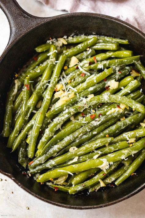 Green Beans with Garlic and Parmesan - #green-beans #recipe #eatwell101 - Sautéed green beans with garlic and parmesan are easy to make and ready in under 15 minutes! - #recipe by #eatwell101® Dinner Green Beans, Parmesan Garlic Green Beans, Green Bean Recipes Skillet, Pan Green Beans, String Bean Recipes, Green Beans With Garlic, Cast Iron Skillet Recipes Dinner, Garlic Green Bean Recipes, Beans Image