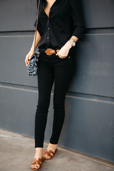 Black and brown, skinnies and flats, matching belt and shoes. Brown Top Outfit Work, Black And Cognac Outfit, Black Top For Women, Black Jeans Work Outfit Summer, Black Jeans And Top Outfit, Black Jeans With Black Top, Hermes Flats Outfit, Black Outfit With Brown Shoes, Black Top And Jeans Outfit Casual