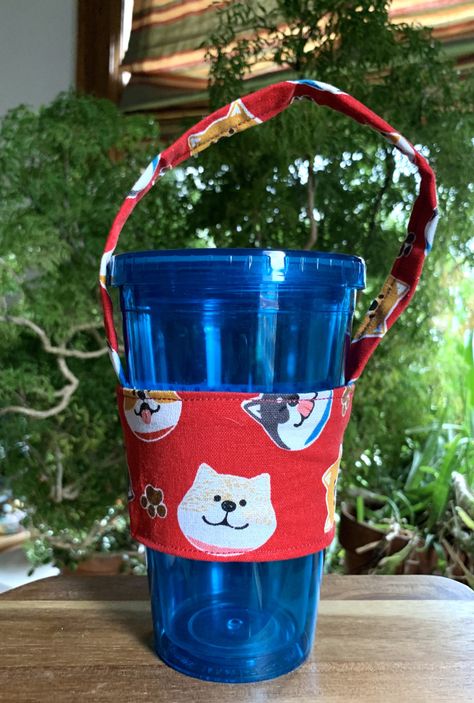 Easy DIY: Bubble Tea Holder Cup Carrier Diy, Diy Bubble Tea, Coffee Sleeve Pattern, Sew Gifts, Paper Palm Tree, Tumbler Bag, Cup Carrier, Cup Bag, Candy Buttons