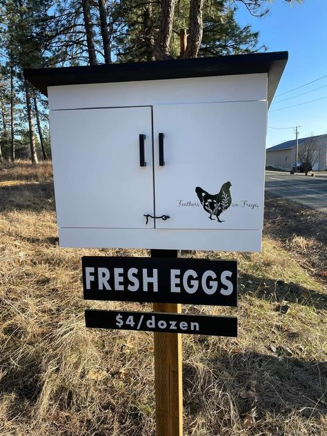 Simple Roadside Egg Stand, Eggs For Sale Stand, Egg Stand Ideas, Roadside Egg Stand, Chicken Egg Stand, Roadside Farm Stand, Farm Market Ideas, Farm Stand Ideas, Roadside Stand