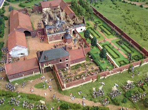 Fantastic Waterloo diorama of Hougoumont Chateau, seen at Euromilitaire 2015 Compound House, Castle House Plans, Homestead Layout, Hacienda Style Homes, Battle Of Waterloo, Courtyard House Plans, Hacienda Style, Wargaming Terrain, Castle House