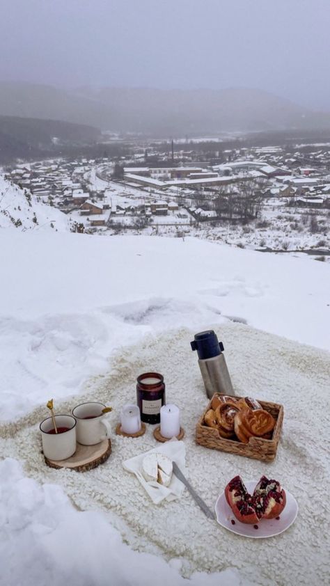 Picnic In The Snow, Picnic Aesthetic Winter, Winter Picnic Aesthetic, Winter Picnic Food Ideas, Winter Activities Aesthetic, Winter Birthday Aesthetic, Snow Picnic, Winter Aesthetic Pictures, Winter Picnic