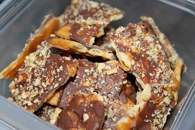 Easy chocolate Bark made with saltine crackers...not sure. Sweet And Saltines, Pretzel Toffee Bark, Salted Caramel Pretzel Bark, Butter Brickle, Toffee Bark, Holiday Treats Recipes, Saltine Toffee, Almond Roca, Chocolate Bark Recipe