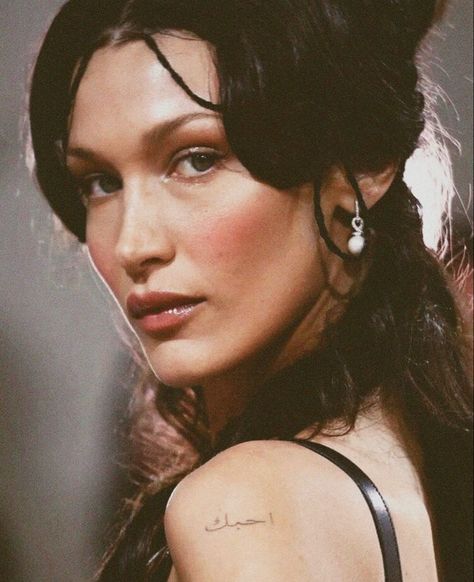 Bella Hadid Portrait, Bella Hadid Tattoo, Kendall Tattoo, Aesthetic Palace, Bella Hadid And Gigi Hadid, Hard Tattoos, Runway Hair, Bella Hadid Outfits, Hadid Sisters