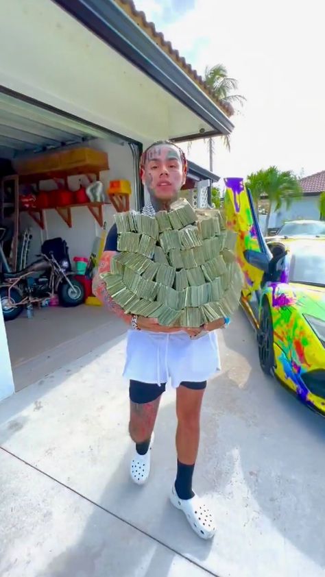 IceyJewelerz™️ on Instagram: “The toughest most gangsta richest rapper alive @6ix9ine flexing over 1.3 million in cash and showing off his luxury car collection…” Rappers Flexing Money, Rappers With Money, Small Face Tattoo Ideas, Face Tattoo Ideas For Men, Small Face Tattoo, Luxury Car Collection, Tattoo Designs Cute, Face Tattoo Ideas, Tattoo Aesthetics