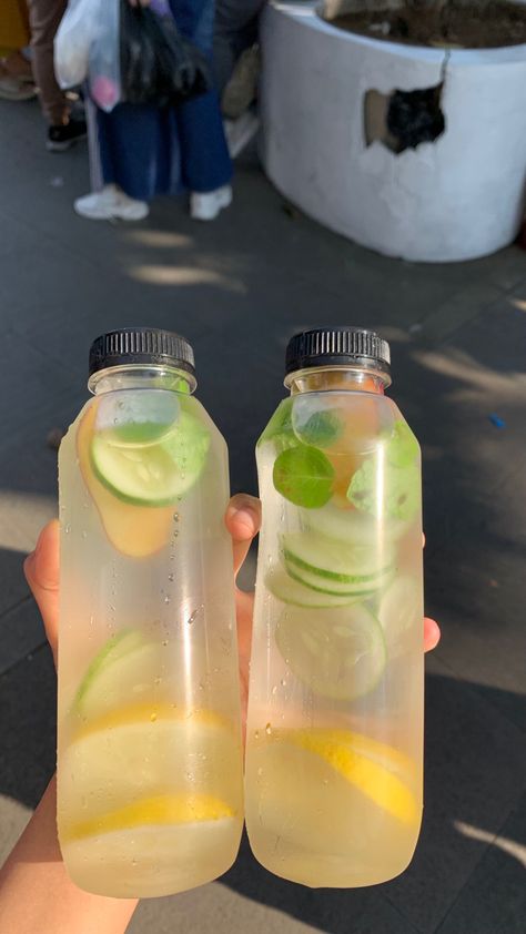 Infused Water Aesthetic, Flavoured Water, Fruit Smoothie Recipes Healthy, Healthy Lunch Snacks, Detox Waters, Infused Water Recipes, Water Aesthetic, Infused Water Bottle, Detox Water Recipes