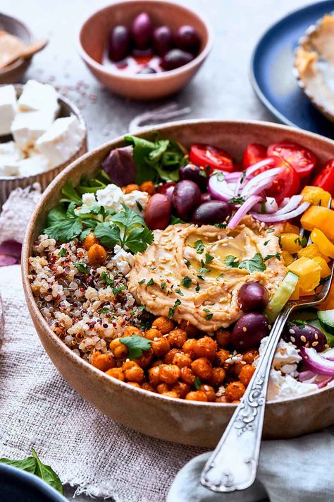 buddha bowl. Light Bowl Recipe, Valencia Diet, Nourishing Bowls, Mediterranean Vegetarian Recipes, Protein Salads, Budha Bowls, Hormone Healing, Health Bowls, Mediterranean Bowl