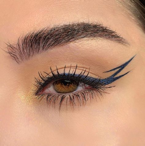 Blue Graphic Liner, Graphic Liner Makeup, Eyeliner Inspiration, Dramatic Eyeliner, Holiday Eye, Maquillage On Fleek, Eyeliner Designs, Liner Makeup, Be Classy