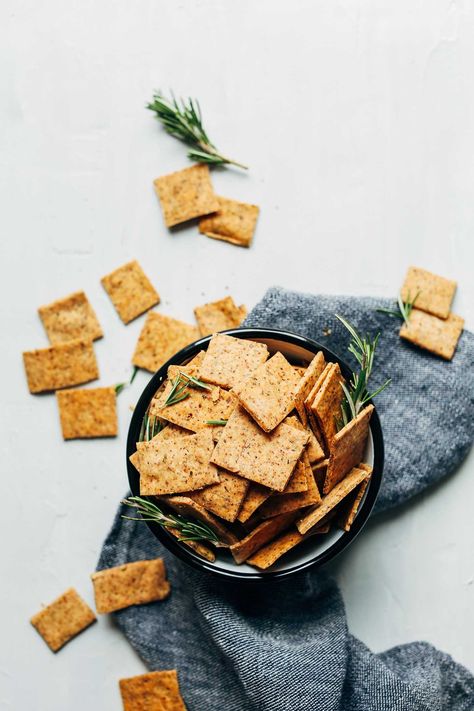 EASY Vegan Gluten-Free Crackers! 7 Ingredients, 1 Bowl, SUPER crispy and delicious! #vegan #glutenfree #crackers #rosemary #snack #recipe #minimalistbaker Baba Ganush, Cracker Recipe, Make Almond Milk, Gluten Free Crackers, Minimalist Baker, Cracker Recipes, Vegan Thanksgiving, Vegan Snacks, Sweet Savory