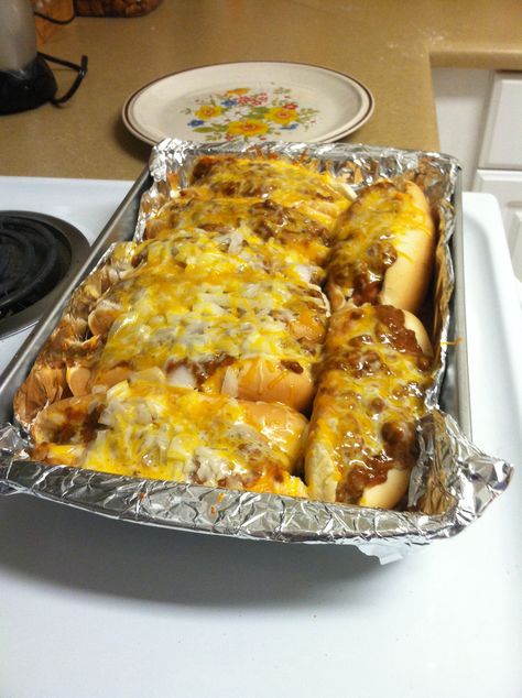 Chilly Cheese Dogs, Chill Cheese Dogs, Chili Cheese Hot Dogs, Chilis Aesthetic, My Food Plate, Chilli Cheese Dogs, Cheese Hot Dogs, Chilli Dogs, Fast Food Drinks