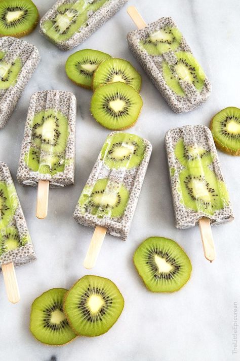 Kiwi Coconut Chia Popsicles:   This is basically a healthy chia pudding bowl—but served popsicle style.  -   Get the recipe at Little Epicurean. Chia Dessert, Ice Pop Recipes, Sommer Mad, Coconut Chia Pudding, Pastel Cupcakes, Coconut Chia, Slow Cooker Desserts, Ice Lolly, Ice Cream Popsicles