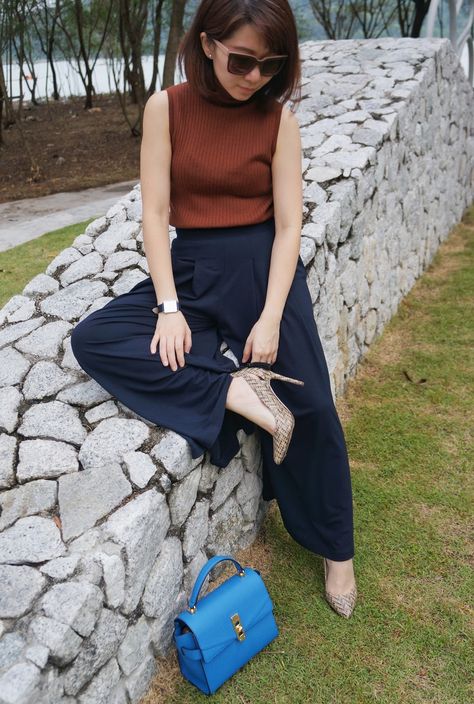 BROWN + NAVY BLUE: TURTLENECK + PALAZO PANTS Navy Blue Shirt Outfit, Blue Tshirt Outfit, Navy Blue Pants Outfit, Blue Trousers Outfit, Navy Pants Outfit, Blue Pants Outfit, Navy Blue Turtleneck, Slacks Outfit, Brown Pants Outfit