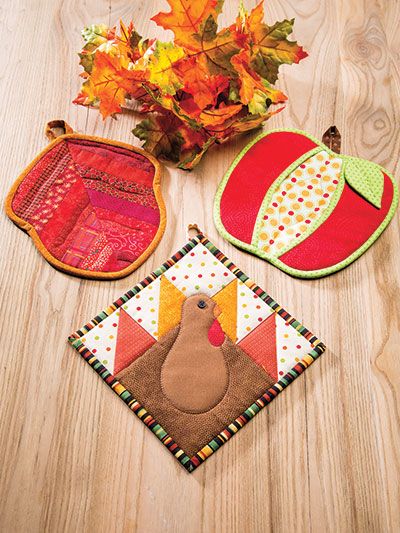 Sew 20 Fun and Easy Pot Holders for Every Season in Pot Holders for All Seasons Quilted Potholder Pattern, Thanksgiving Table Runner, Quilt Pattern Book, Sewing Machine Quilting, Quilted Potholders, Fall Decor Diy Crafts, Fall Pumpkin Crafts, Fall Sewing, Mug Rug Patterns