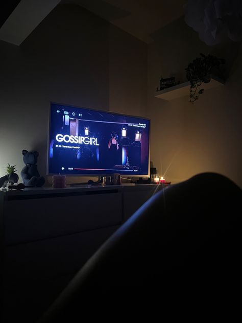 Gossip girl tv cozy room Watch Tv Aesthetic, Girl Bedside Table, Cozy Bedroom Aesthetic, Watch Gossip Girl, English Aesthetic, Gossip Girl Aesthetic, Pinterest Room Decor, Aesthetic Winter, Tv In Bedroom