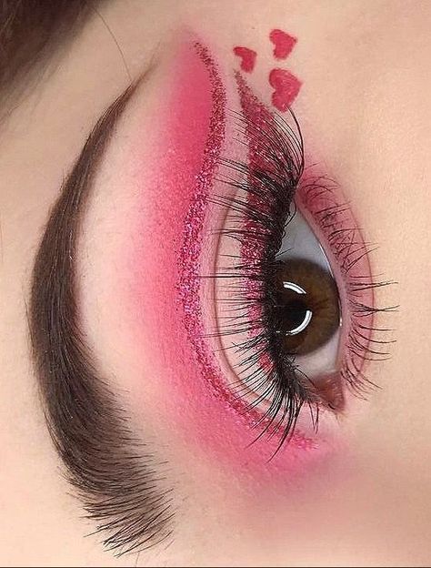 Eye Make Up For Concert, Cute Heart Makeup Looks, Pink Valentine Makeup, Pink Makeup Looks With Eyeliner, Valantain Day Makeup, Pink Eyeshadow Looks Valentines Day, Simple Valentine Makeup Looks, Valentine’s Day Make Up Looks Pink, Valentine Makeup Looks Simple